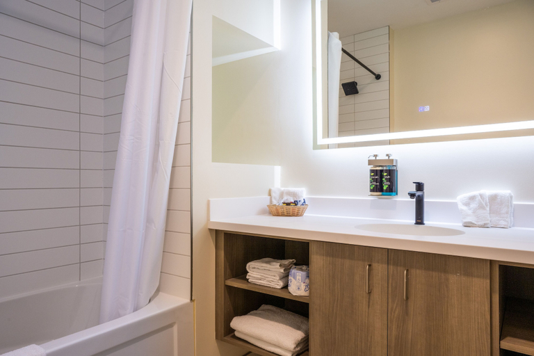 Bathroom 4, Leelas Villa Inn Flesherton, Grey