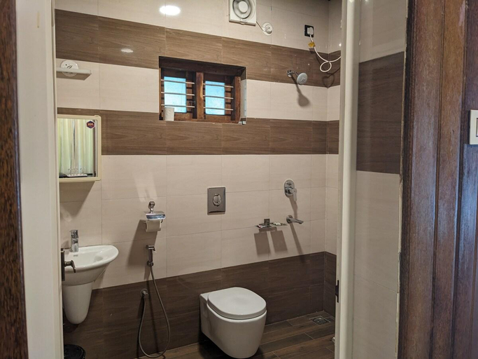 Bathroom, K V Wooden Homestay, Thiruvananthapuram