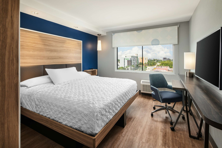 Bedroom 3, Tru By Hilton Ft. Lauderdale Airport, Broward