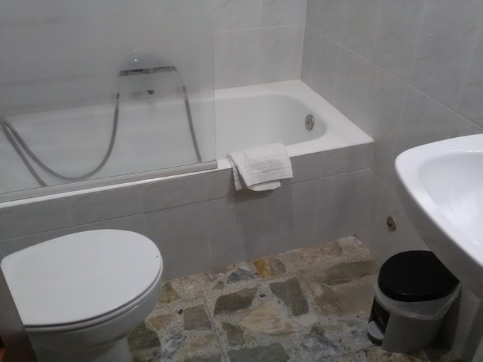 Bathroom 2, Hostal Restaurante el Cazador, Zaragoza