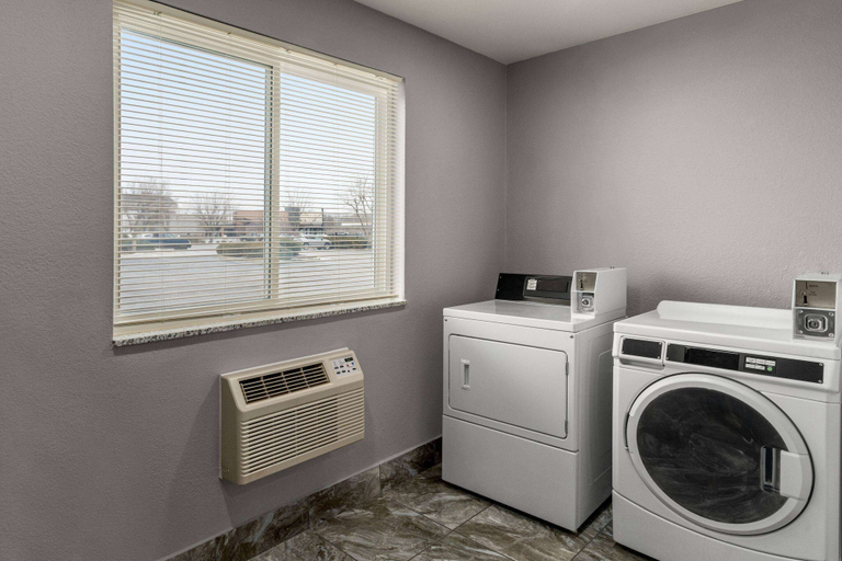Bathroom 4, Super 8 By Wyndham Columbus, Bartholomew