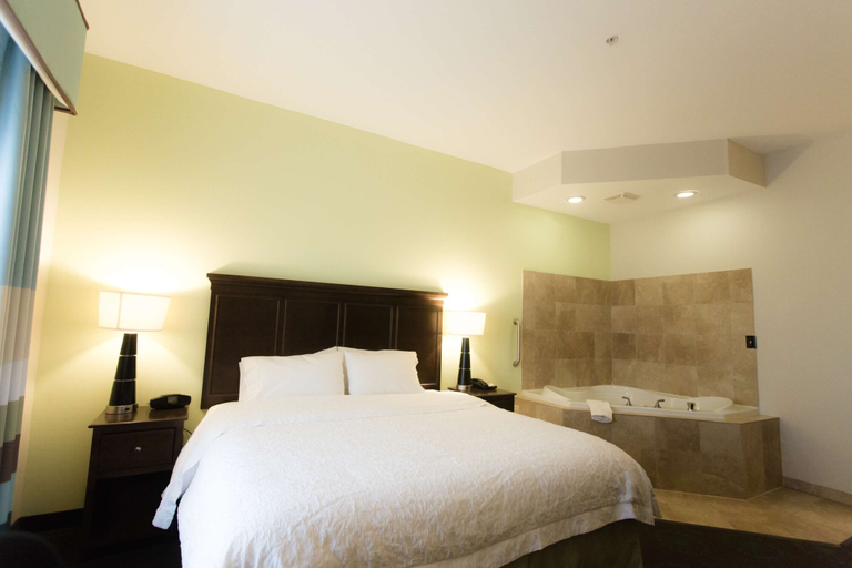 Bedroom 2, Hampton Inn & Suites Middlebury, Elkhart