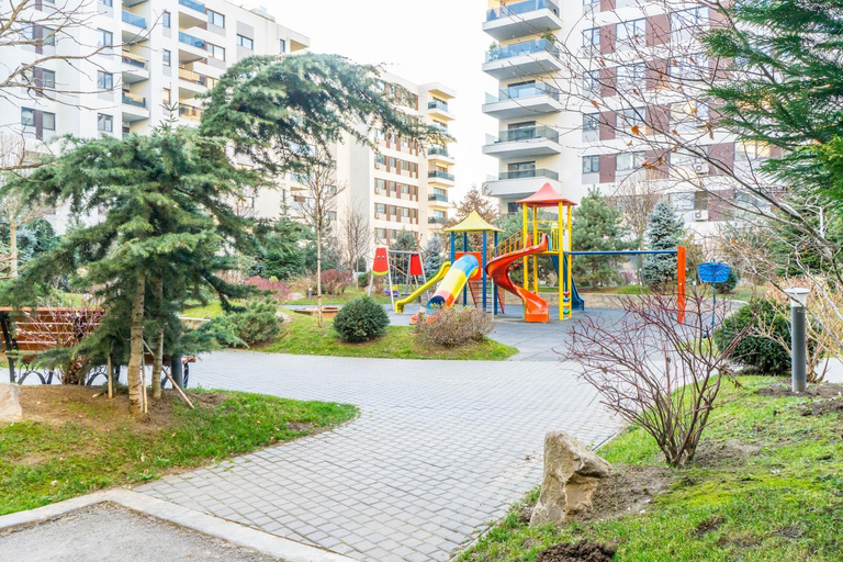 Others 5, Luxury Pipera, Voluntari