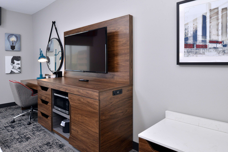 Bedroom 4, Hampton Inn & Suites Greensboro Downtown, Guilford