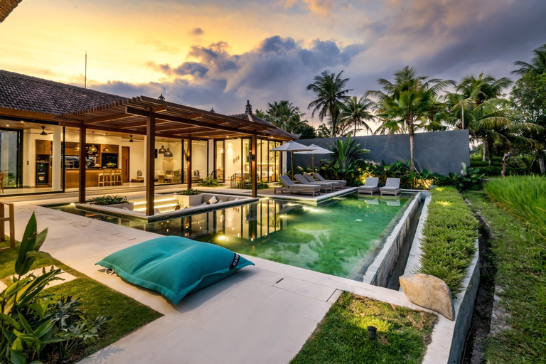 Swimming Pool 13