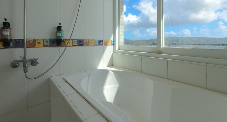 Bathroom, The South - Dawn, Pingtung