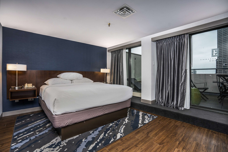 Bedroom 3, Embassy Suites by Hilton Indianapolis Downtown, Indianapolis