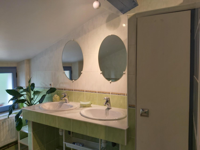 Bathroom 3, O miroir... sans detour dis-moi tout de ce sejour, Lot-et-Garonne