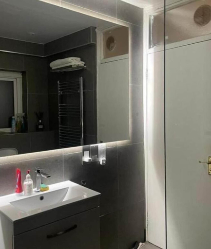 Others 4, Double Room - Balham Guest House F1, London