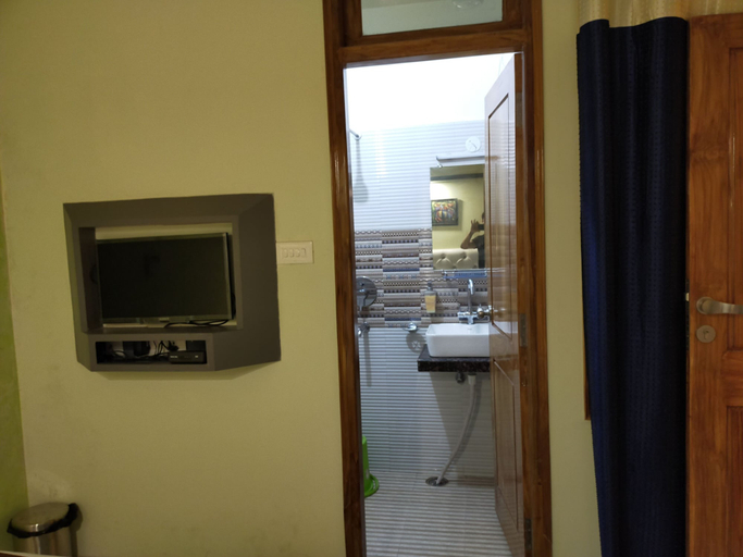 Bathroom 3, Hotel Prabhat, Varanasi