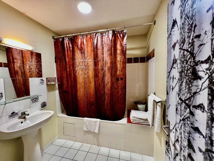 Bathroom 3, Hotel Le Ranch, Sarthe