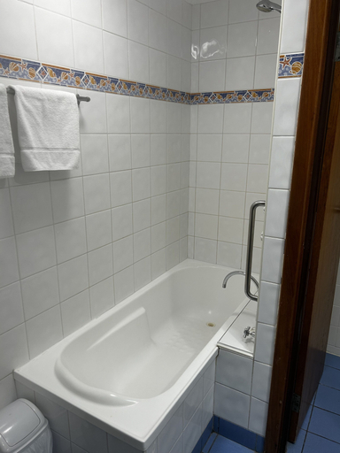 Bathroom 4, Emu Beach Chalets, Albany