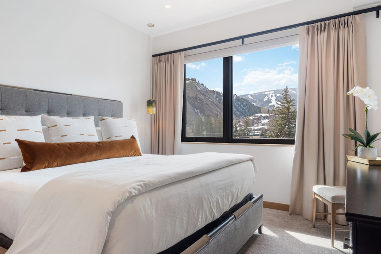 Bedroom 2, Riverfront Lodge, Eagle