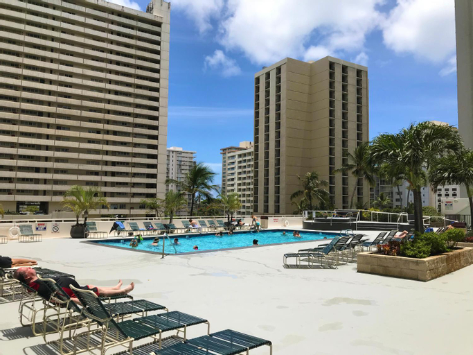 Fully Renovated 1BR with King Bed, Parking & Close to the Beach, Honolulu