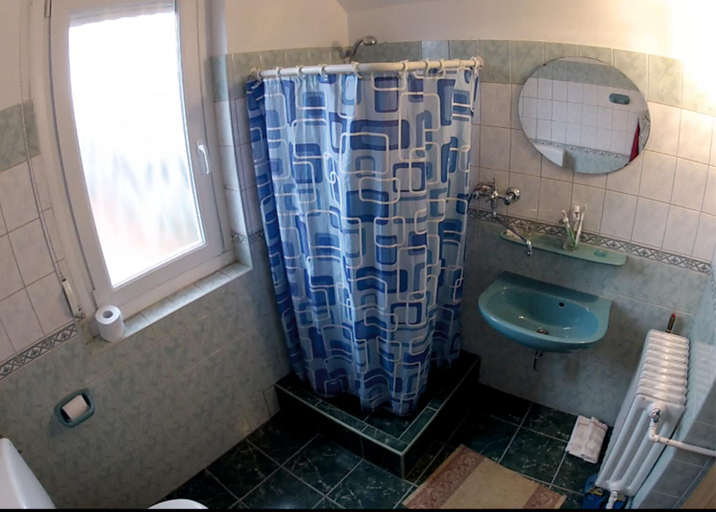 Bathroom 2, Olympos Panzio, Budapesti