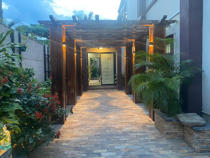 Others 5, Hotel Hibiscus, Roherero