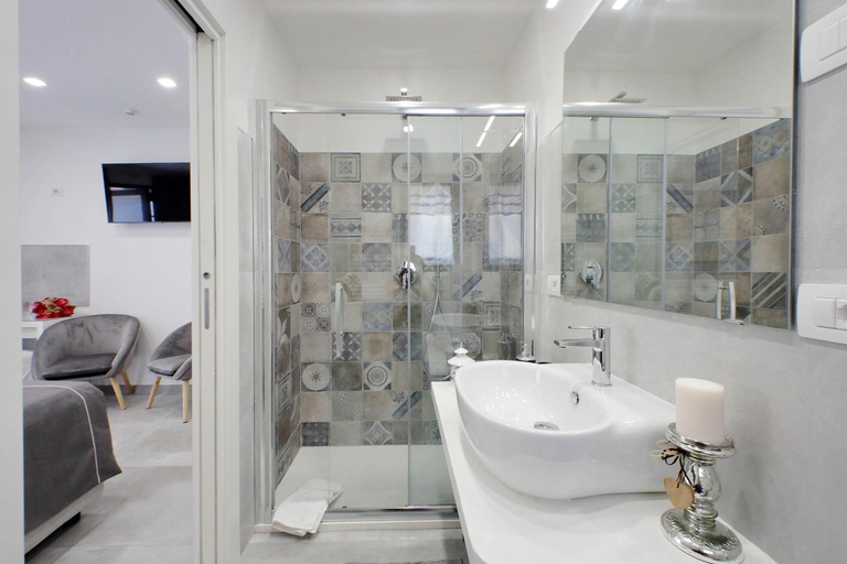 Bathroom 5, Roman Holiday Suites, Roma