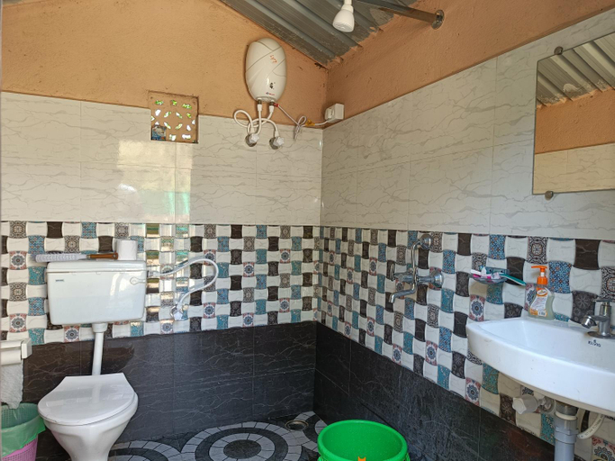 Bathroom 4, Jungle by sturmfrei Gokarna, Uttara Kannada