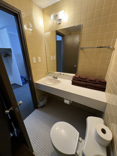 Bathroom 3, Minnedosa Inn, Division No. 15