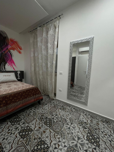 Others 4, B&B i borboni, Napoli