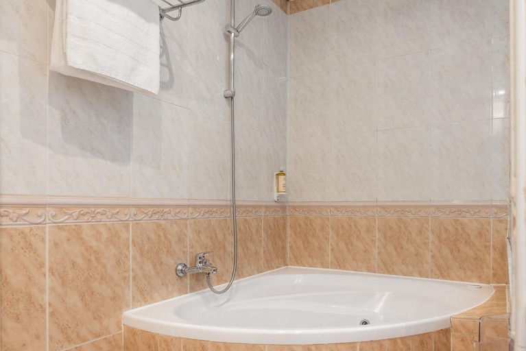 Bathroom 4, Rio Badajoz, Badajoz