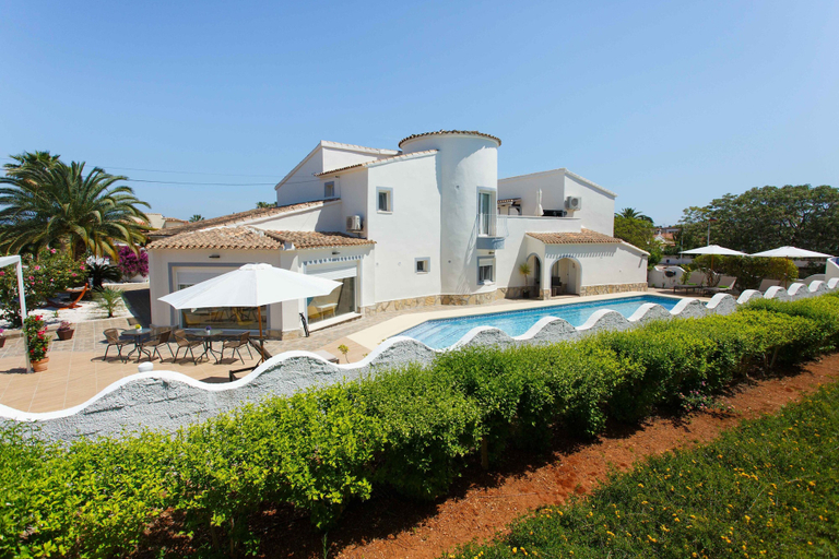Exterior & Views