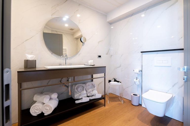 Bathroom 15
