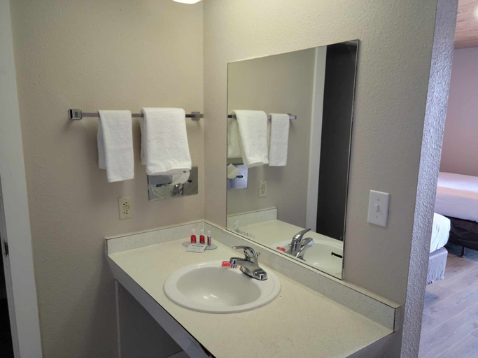 Bathroom 3, Econo Lodge Springerville, Apache