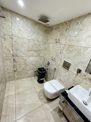 Bathroom 3, Hotel Fifth Season - Pahalgam, Anantnag