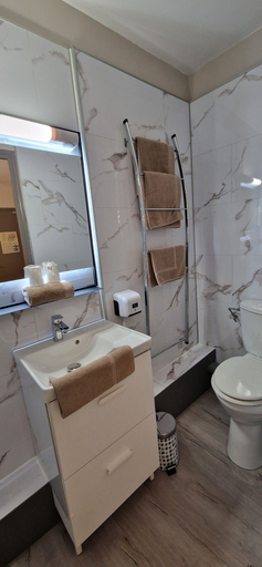 Bathroom 5, Le Faubourg, Lot