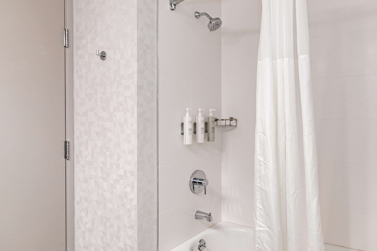Bathroom 5, Hampton Inn & Suites Newark Airport Elizabeth, Union