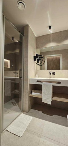 Bathroom 5, Hotel Les 3 Clés, Namur