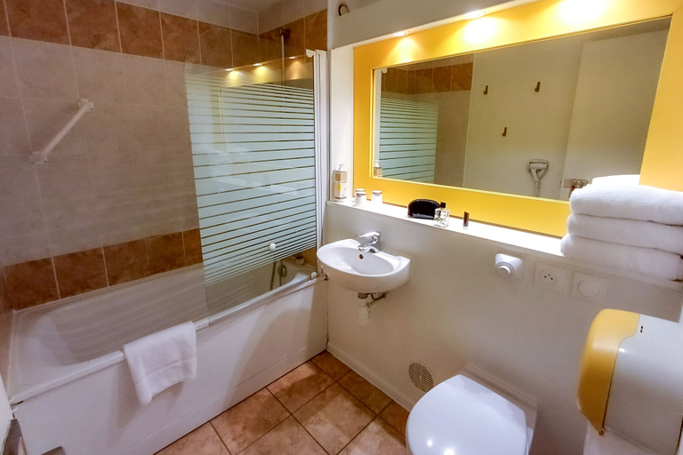 Bathroom 5, greet Hotel Belleville en Beaujolais A6, Rhône