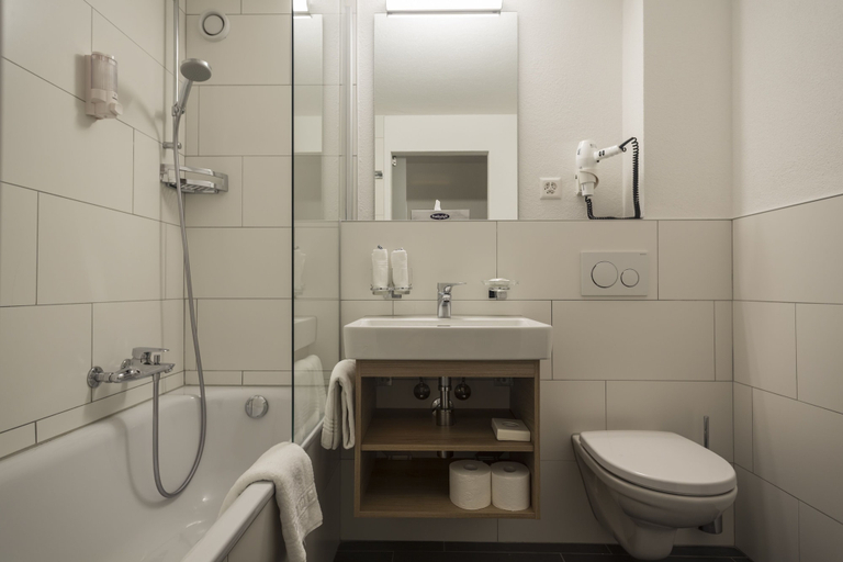 Bathroom 4, Matterhorn Inn - Wellness & Dining - at Zermatt Shuttle Station, Visp
