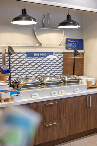 Food & Drinks 4, Holiday Inn Express & Suites BOSTON - CAMBRIDGE by IHG, Cambridge