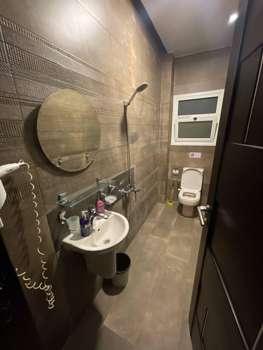 Bathroom 4, Solima pyramids view, Giza