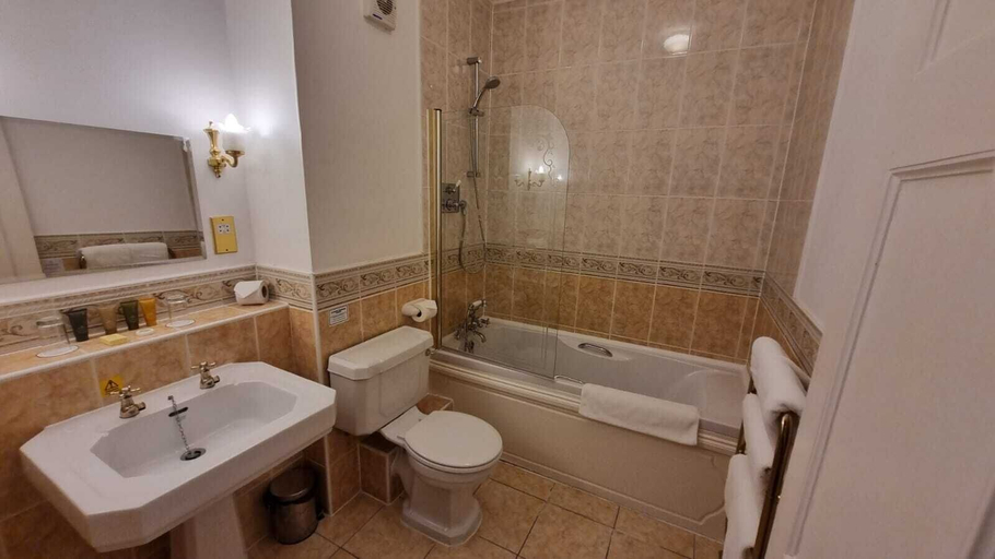 Bathroom 3, Botleigh Grange Hotel & Spa, Hampshire