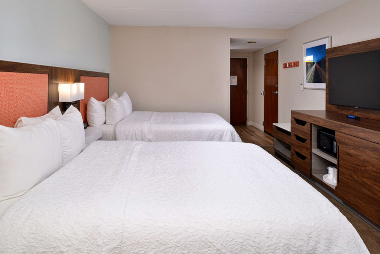 Bedroom 2, Hampton Inn Henderson, Vance