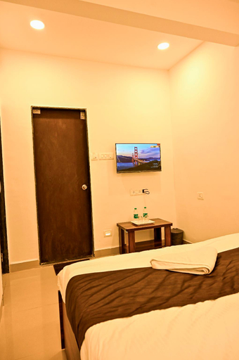 Others 3, Airport Stay, Pune