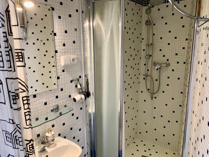 Bathroom 2, Sleep & Go Single Room, Praha 1