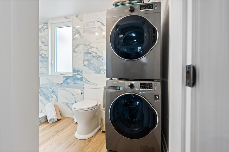 Bathroom 1, Luxe Lodges on Lake Erie, Haldimand-Norfolk