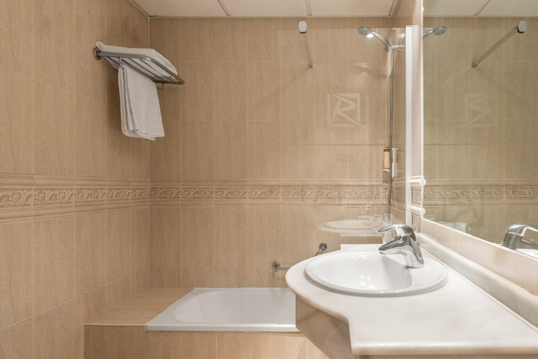 Bathroom 4, Rio Badajoz, Badajoz