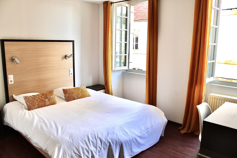 Bedroom 5, Logis Hôtel Le Commerce, Pyrénées-Atlantiques