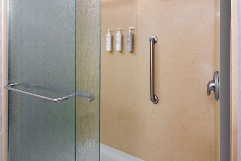 Bathroom 4, Hampton Inn & Suites Hartford/Farmington, Hartford