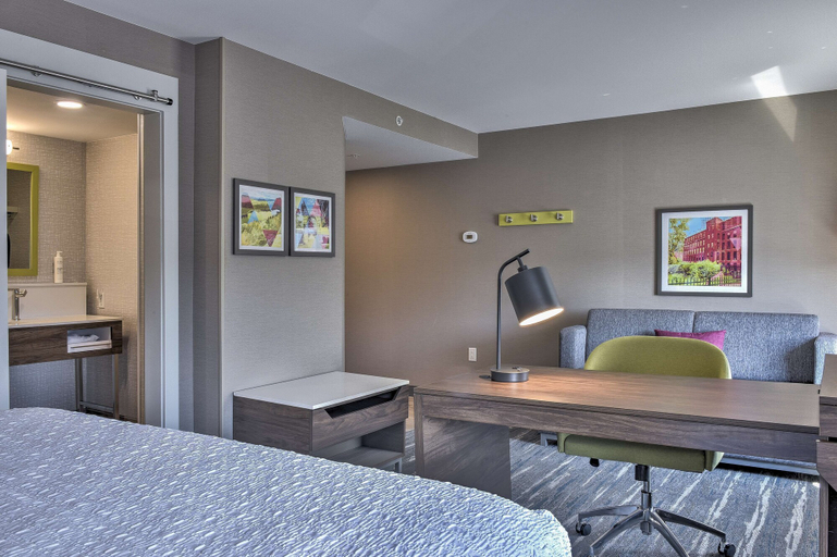 Bedroom 4, Hampton Inn & Suites Keene, Cheshire
