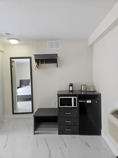 Others 5, Leelas Villa Inn Flesherton, Grey
