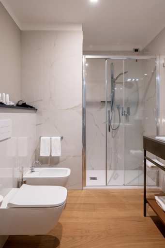 Bathroom 16