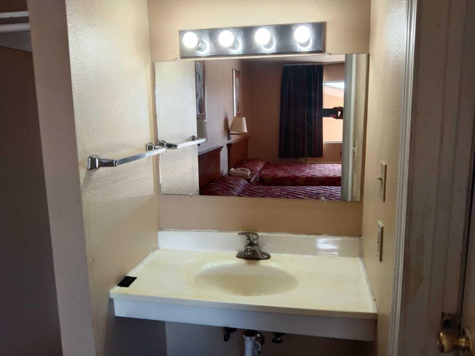Others 5, American Motel, Bexar