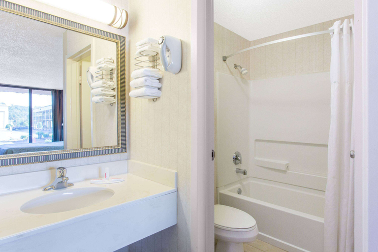 Bathroom 4, Days Inn by Wyndham Princeton, Mercer