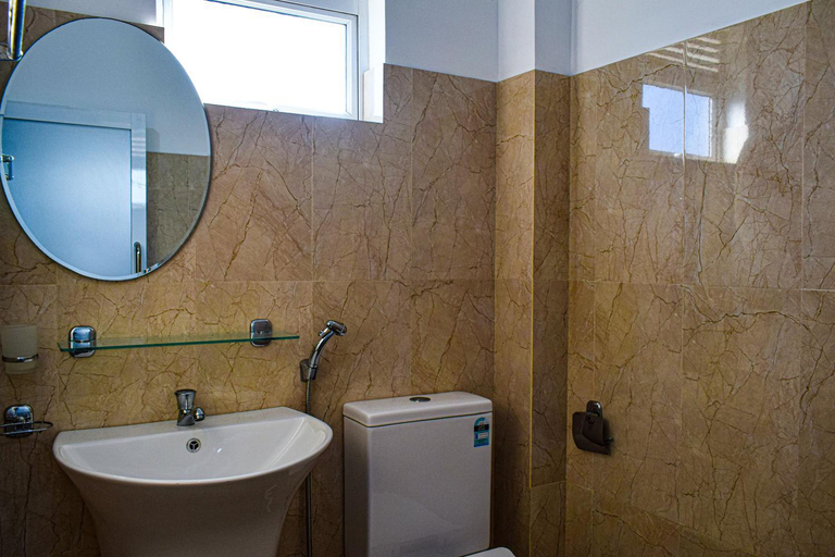 Bathroom 2, Catamaran 6 Guest Inn, Trincomalee Town and Gravets
